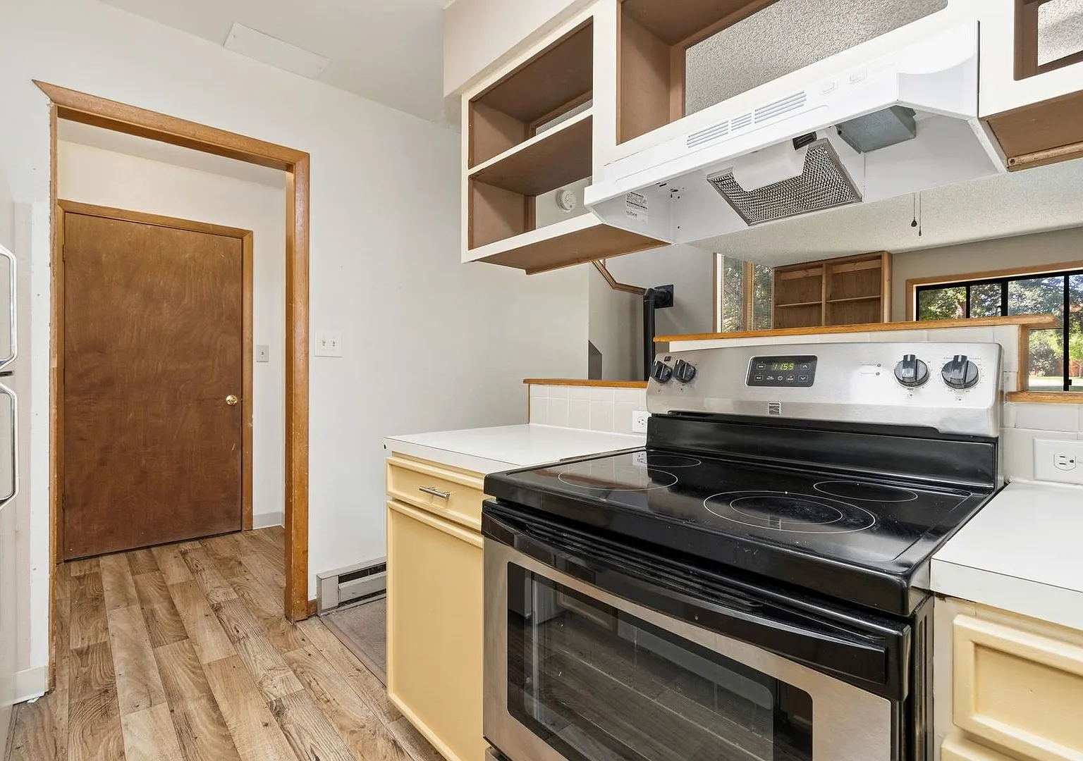 Available Now - 3 Bed/2.5 Bath — Photo 4