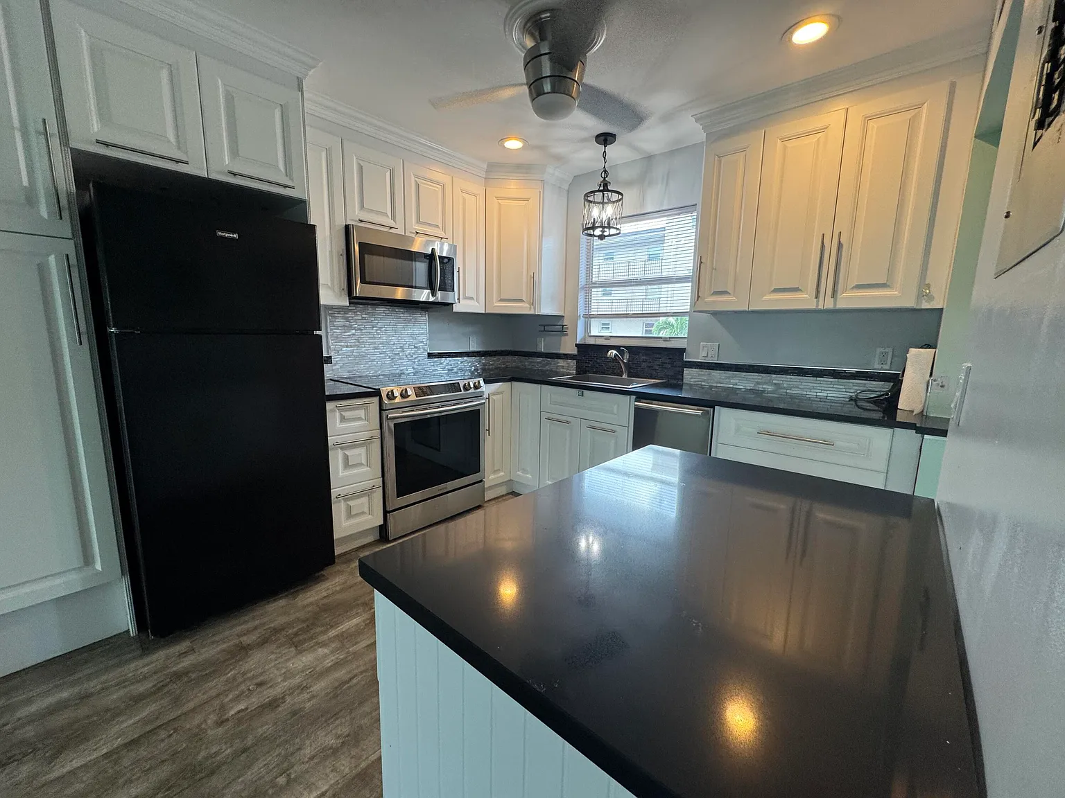 1 bed, 1.5 bath, 775 sqft, $1,600 — Photo 3