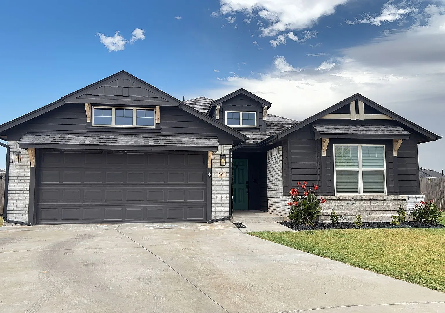 Very Nice 4 Bedroom 2 Bathroom House in Mustang Schools — Photo 1