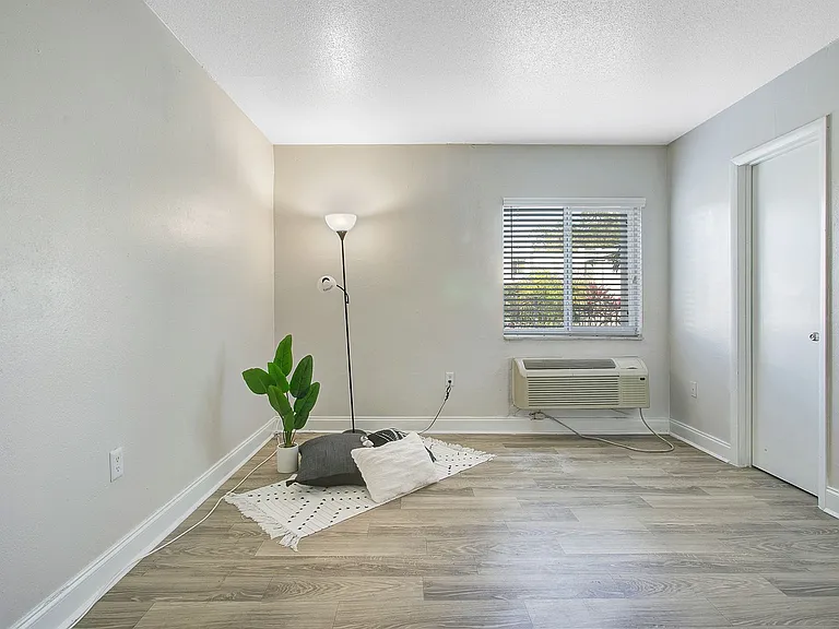 3435 S Orange Ave — Photo 4