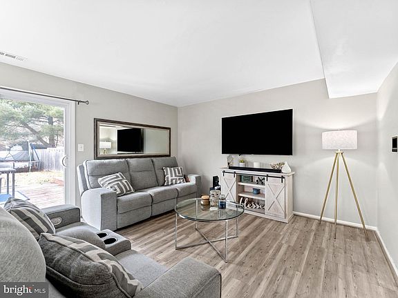 5th image of 3 Hewitt Ln