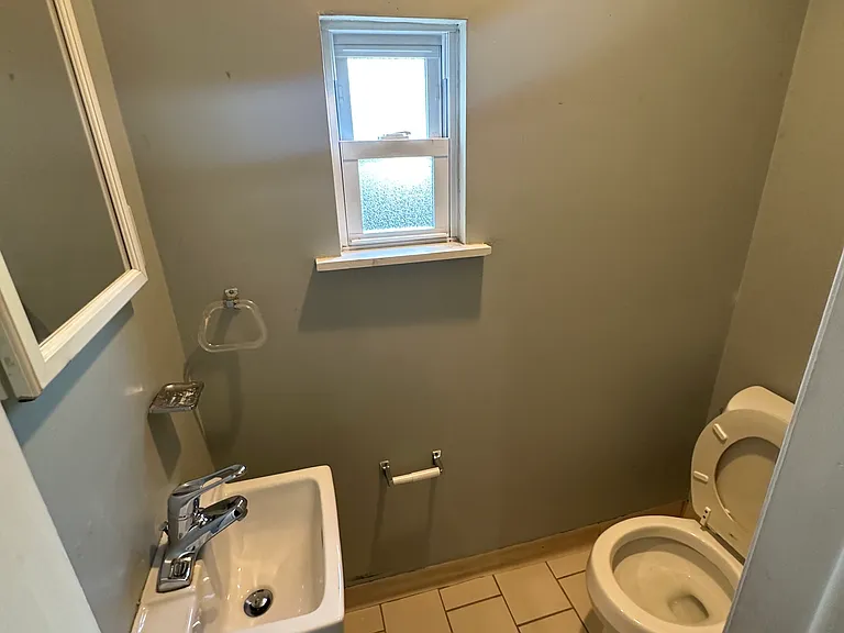 2205 Madison Sq — Photo 10