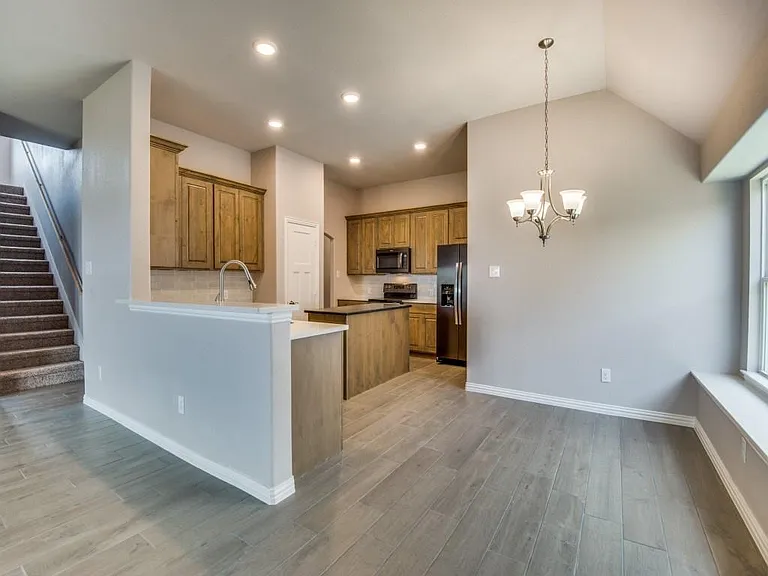 1004 Churchill Dr — Photo 8