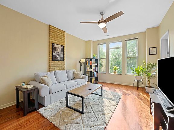 2nd image of 1031 N Paulina St APT 3F