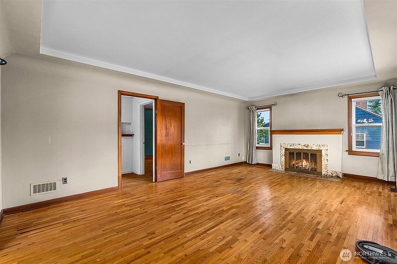 4th image of 5002 6th Avenue