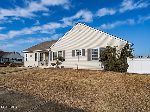 3rd image of 28 Cohansey Drive