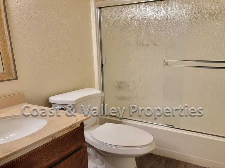 980 Memorial Dr — Photo 7