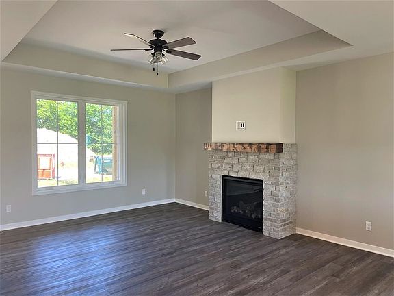 3rd image of 405 Luann Kay Ln