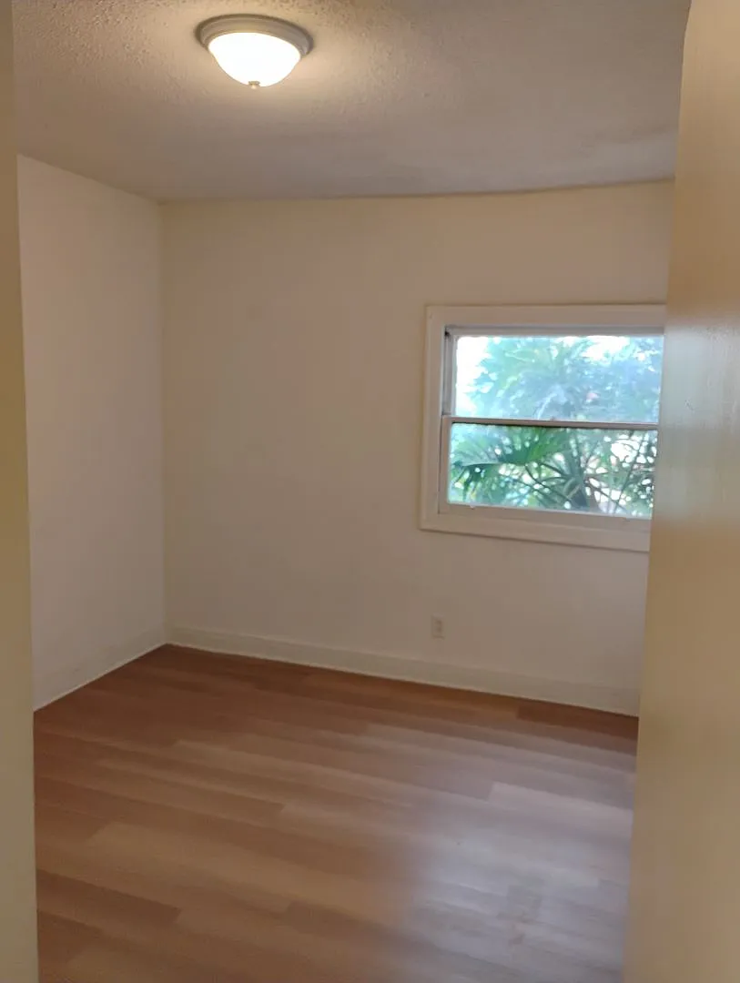 Building Photo - 2229 Vineyard Ave