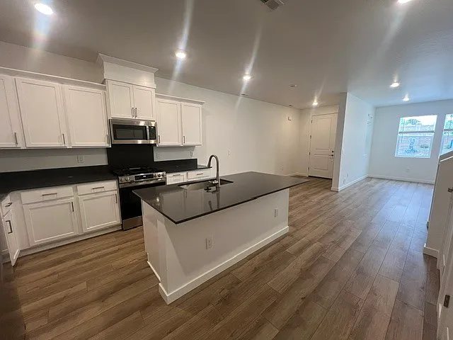 3 bed, 2.5 bath, 1879 sqft, $2,450 — Photo 2