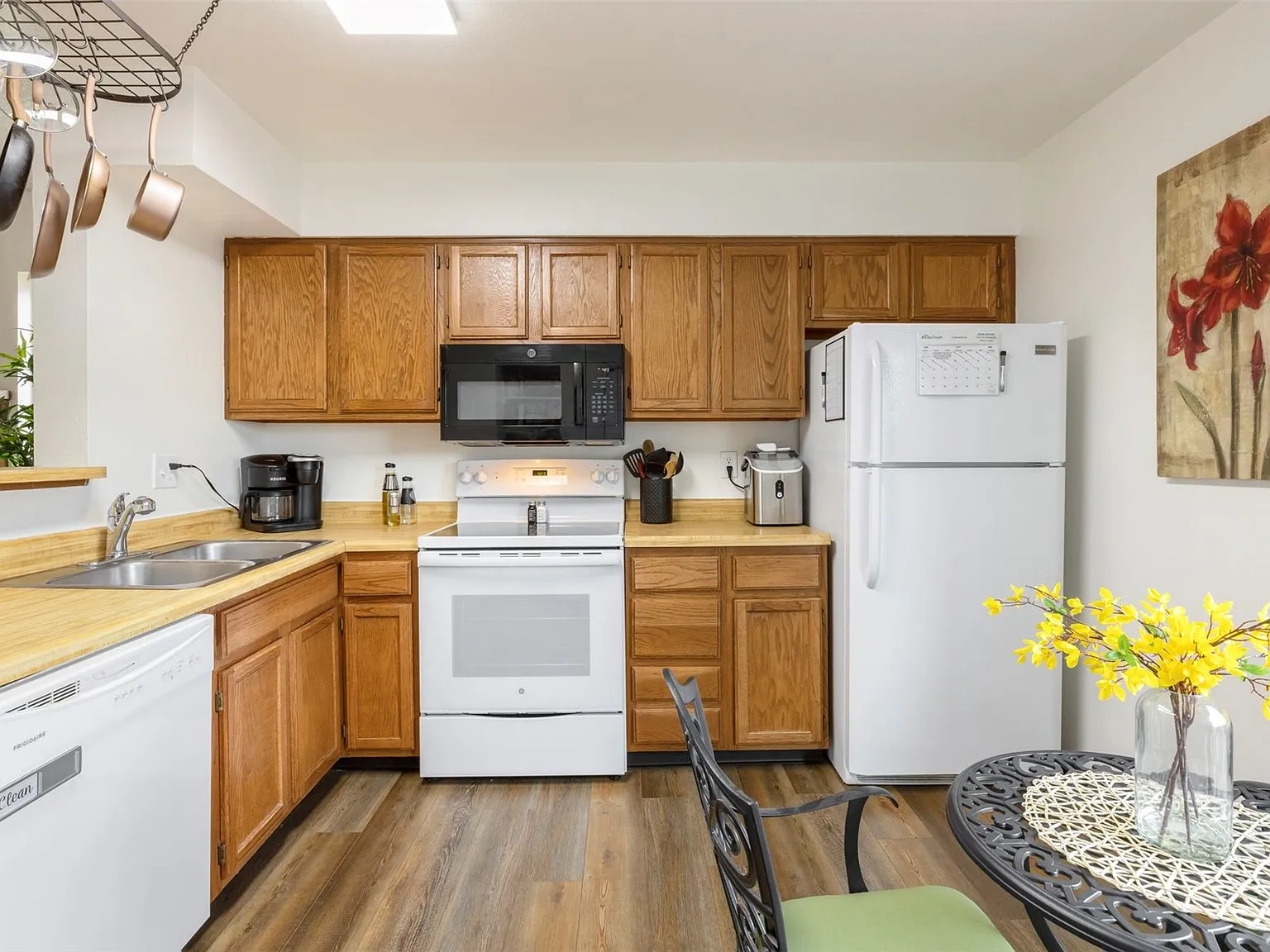 2 bed, 1.5 bath, 992 sqft, $1,850 — Photo 2