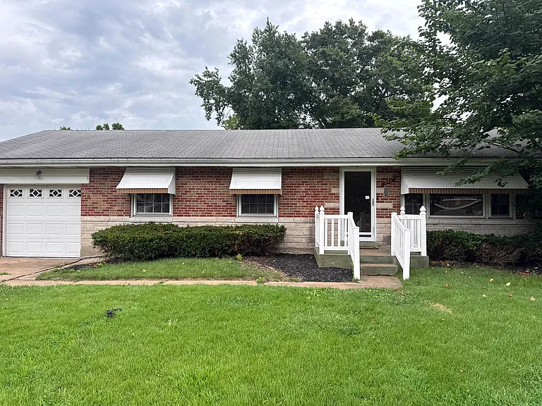 242 Royce Dr — Photo 1