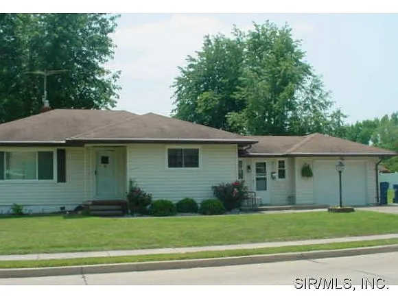 703 W Corbin St photo 1
