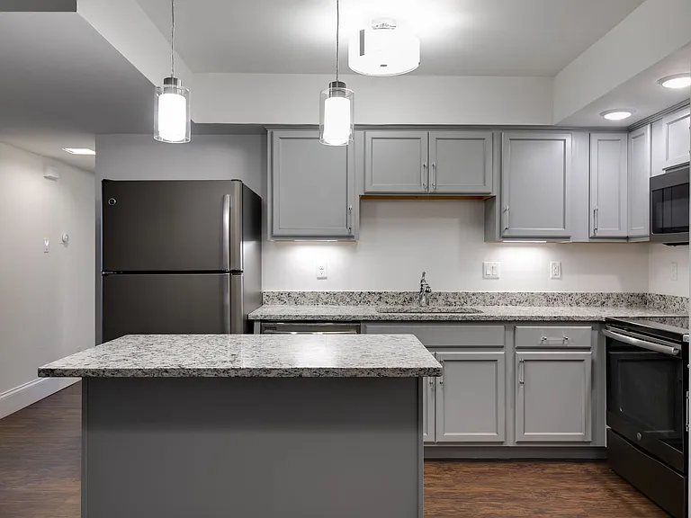 631 Broadmoor Dr — Photo 6