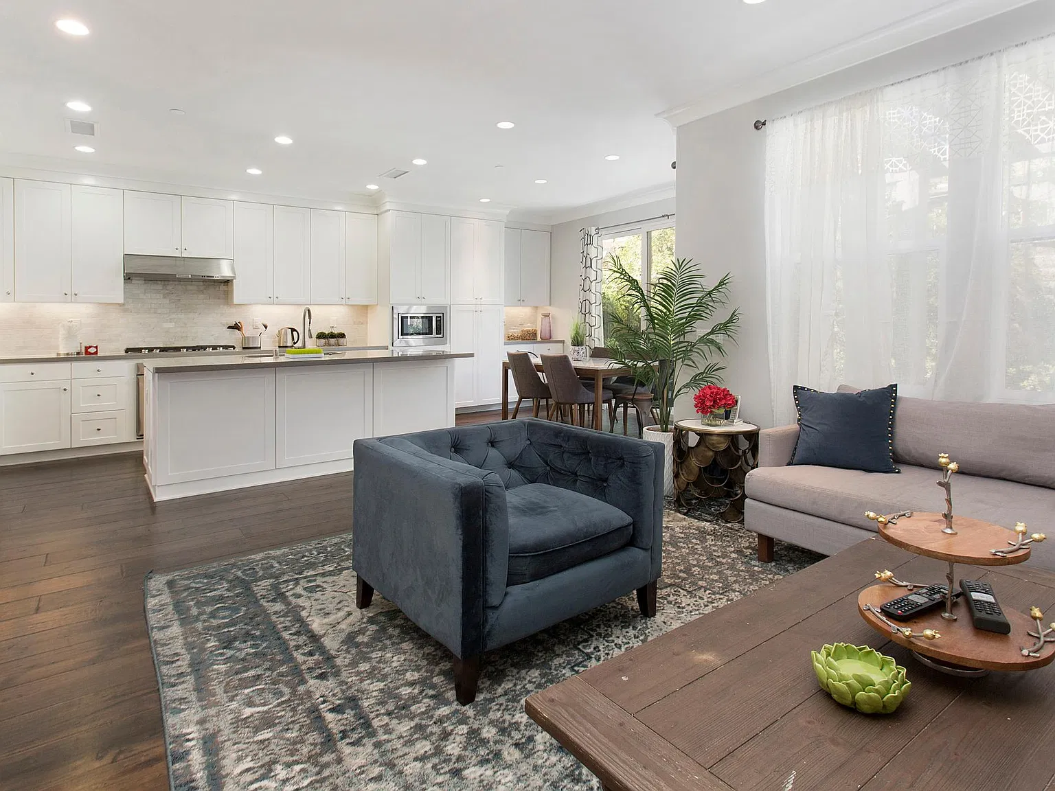 3 bed, 2.5 bath, 1581 sqft, $6,600 — Photo 3