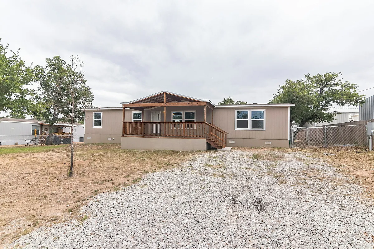 front house with long driveway - 104 E Castleshoals Dr