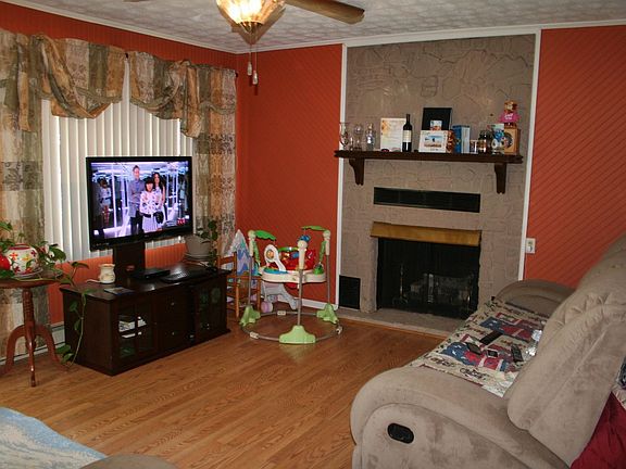 3rd image of 5876 Douglas St