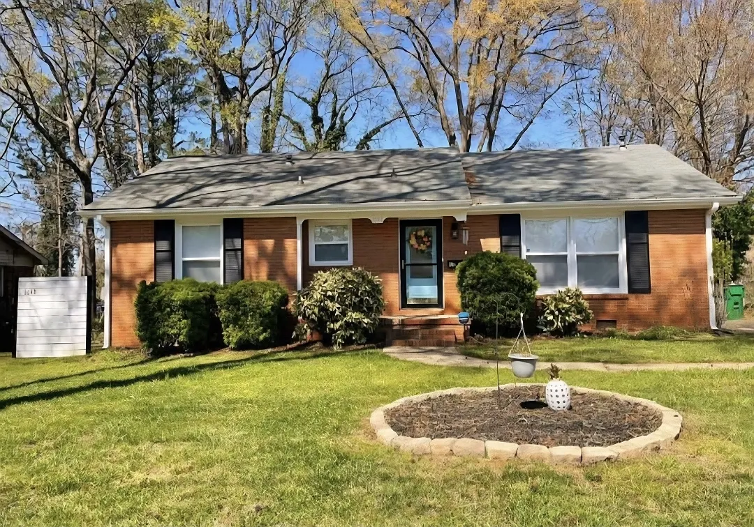 3 bed, $2,400 — Photo 1