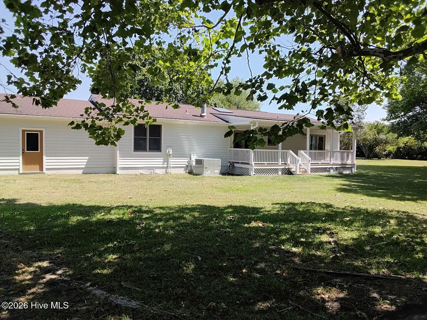 3 bed, 2.0 bath, 2000 sqft, $2,500 — Photo 2