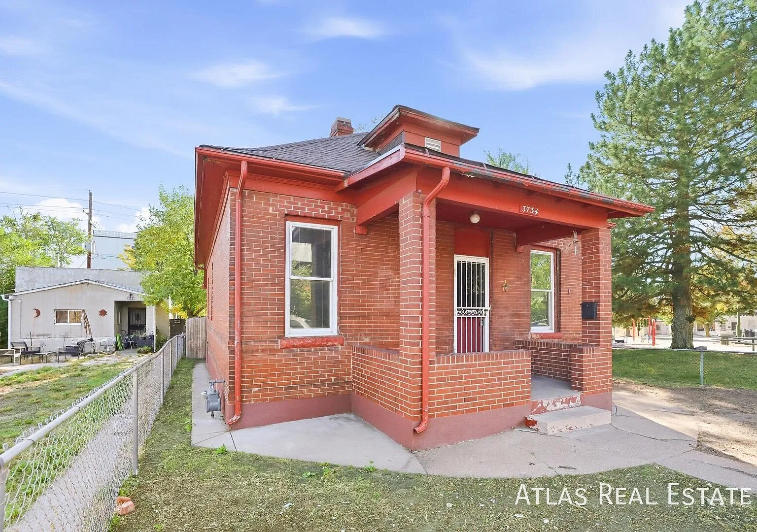 Save $2440! 4 bed 2 bath with a Large 3-car Garage in the Highlands - Cant Miss Location for a Si... — Photo 4