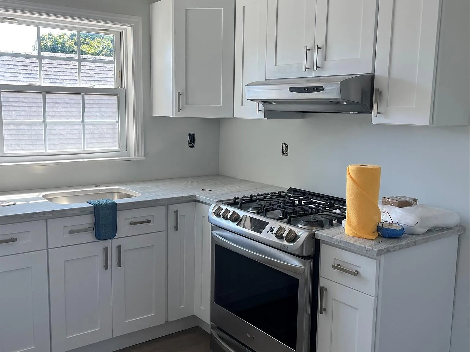 3 bed, 2.0 bath, 2400 sqft, $3,500 — Photo 3