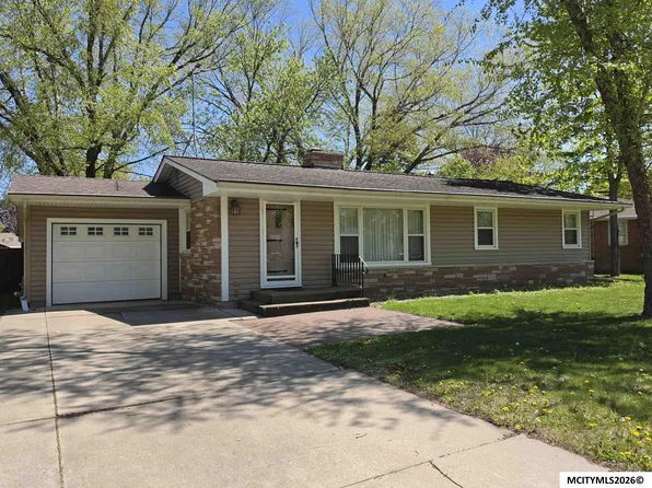 1748 Hillcrest Dr, Mason City, IA 50401