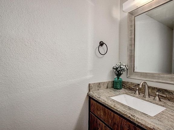 5th image of 821 E Cochise Dr #B