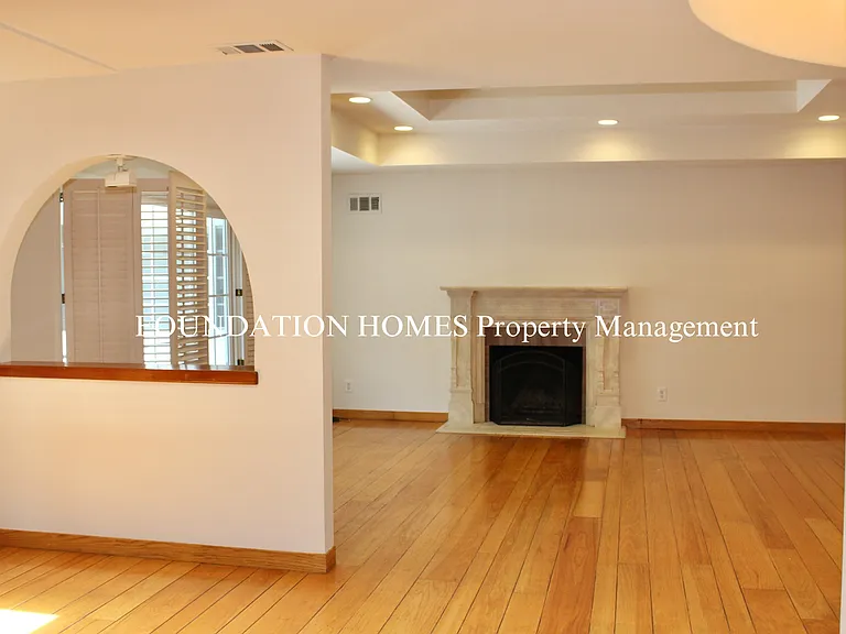 33 College Ct — Photo 15