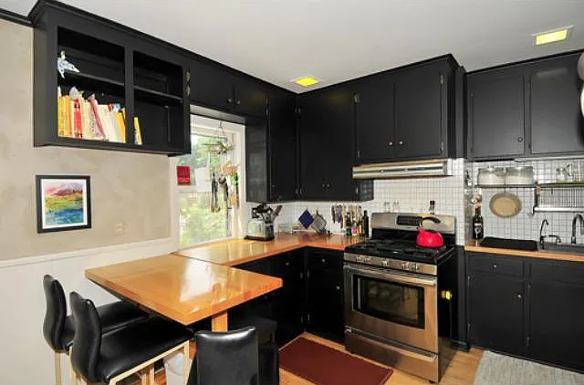 1096 Summit Ave — Photo 5