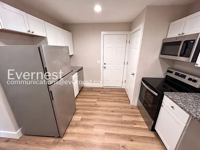 2 bed, 1.0 bath, 669 sqft, $1,295 — Photo 3