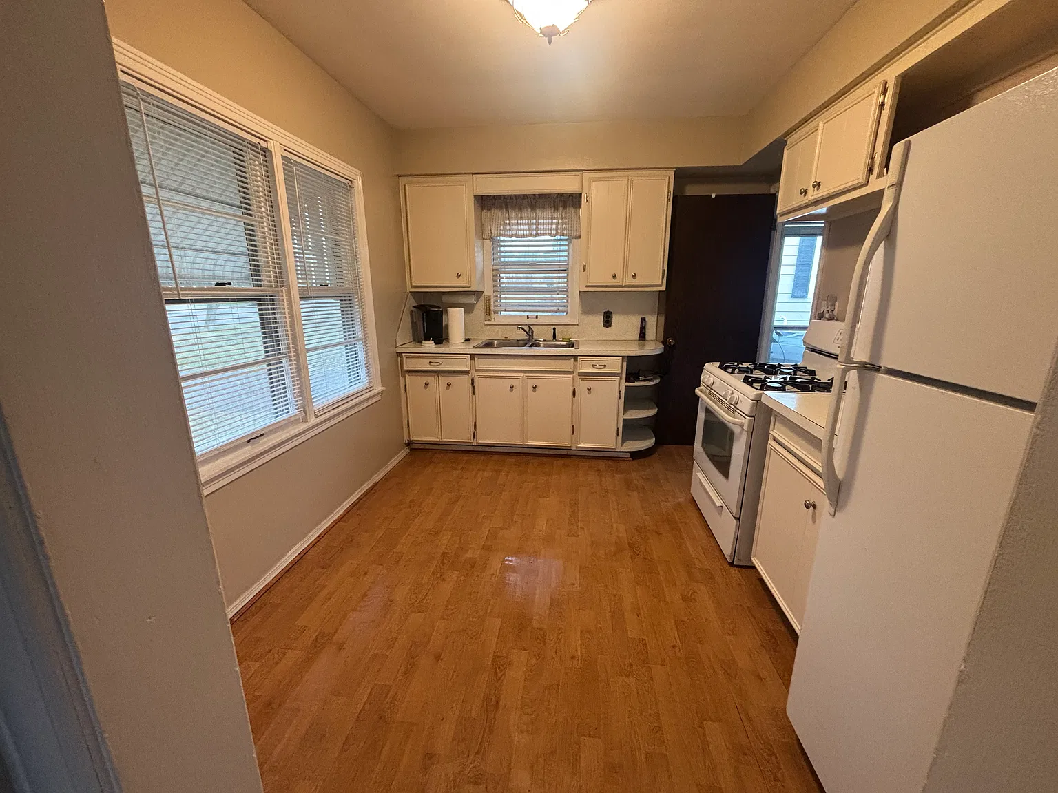 3 bed, 864 sqft, $1,300 — Photo 4