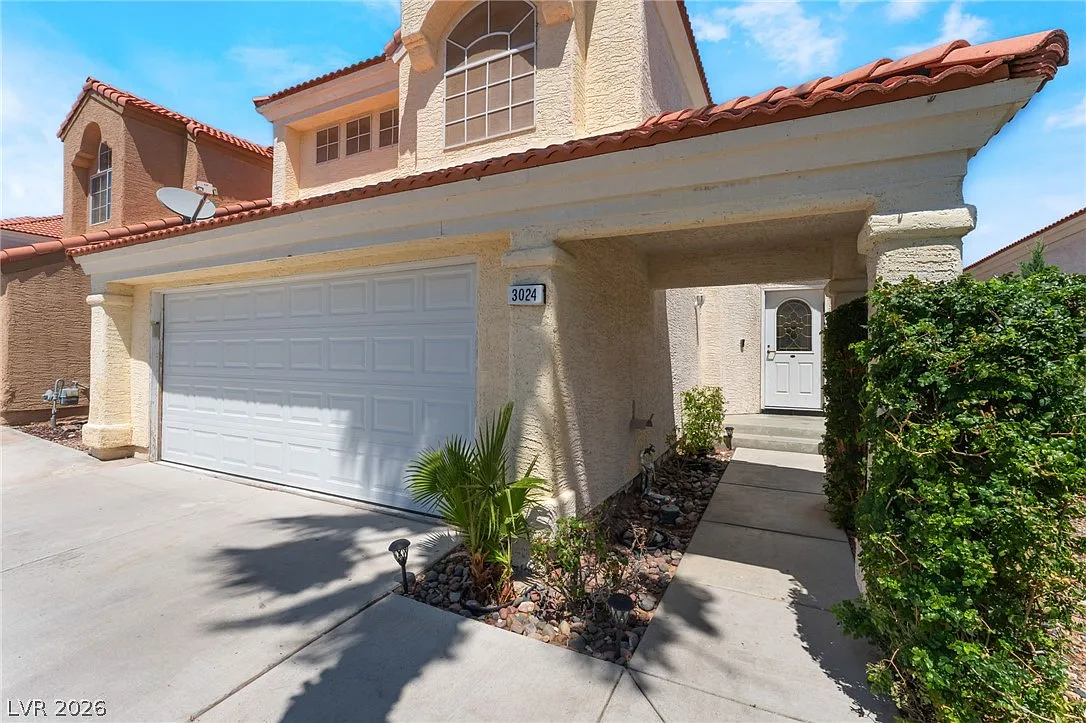 4 bed, 2.5 bath, 1936 sqft, $2,995 — Photo 2