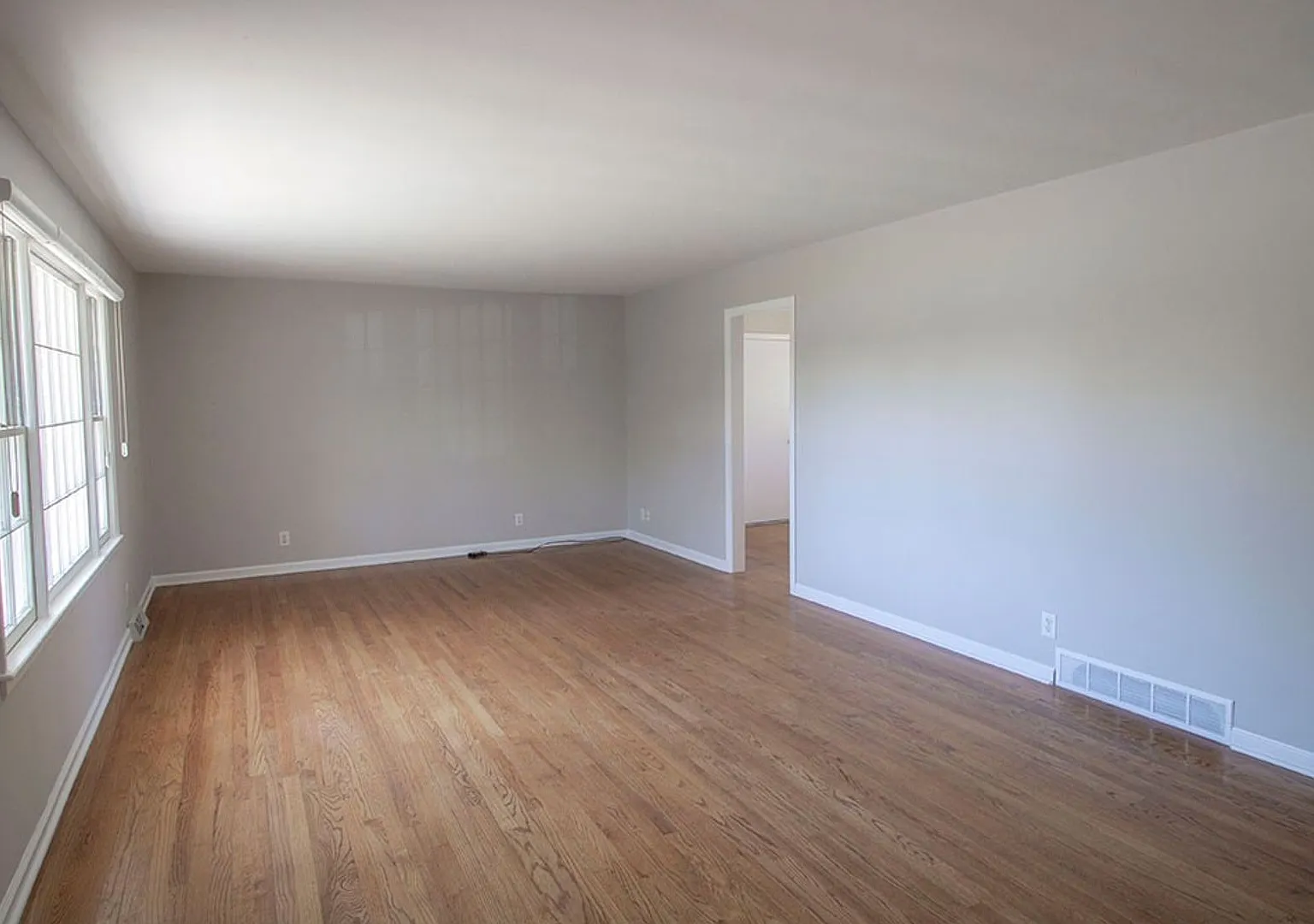 Spacious Central Columbia Home — Photo 3