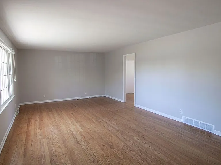 2207 Bushnell Dr — Photo 3