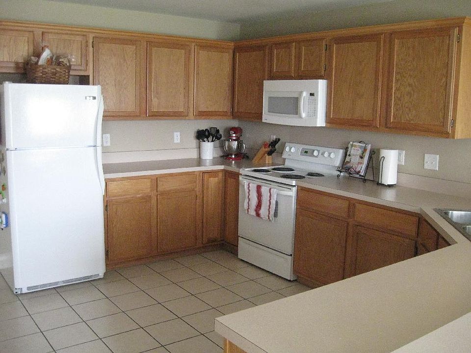 2nd image of 703 Picadilly St