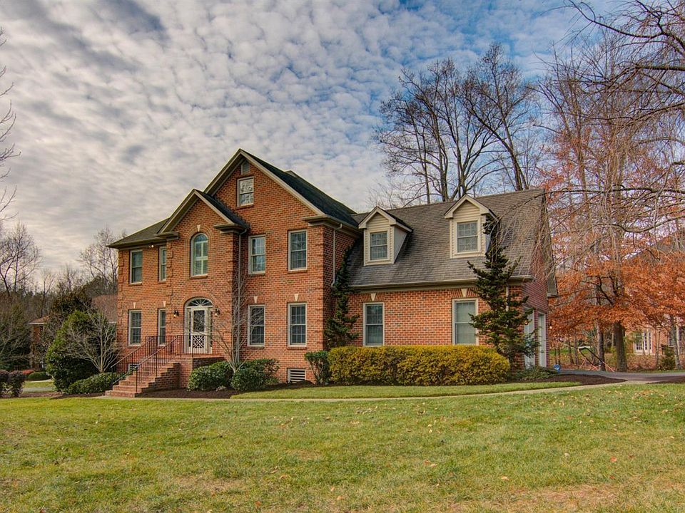 1st image of 105 Paddington Ct