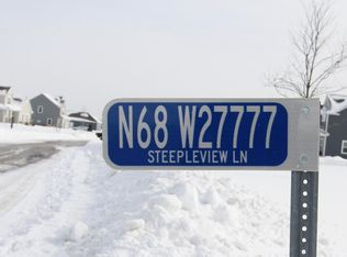 N68W27777 Steepleview Ln, Hartland, WI 53029