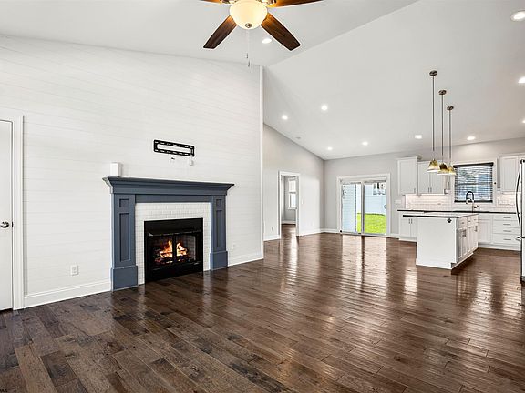 2nd image of 202 Chloe Ln