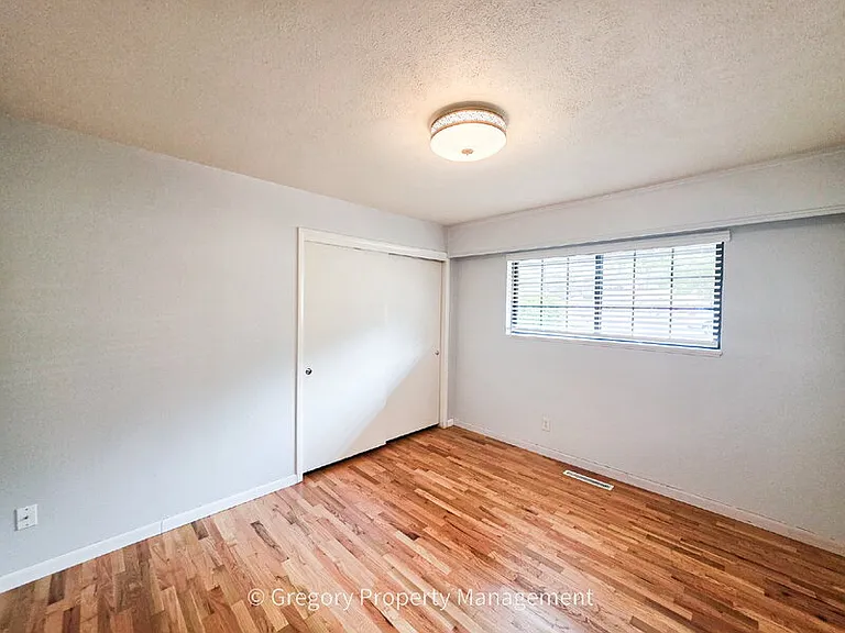 1715 Holbrook Ave — Photo 20