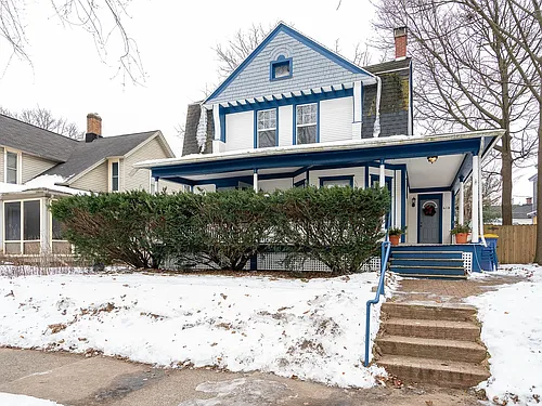 620 Hawthorne St NE Photo 1