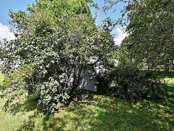 5th image of 16 Brookside Dr