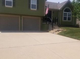 1107 E 18th St, Kearney, MO 64060