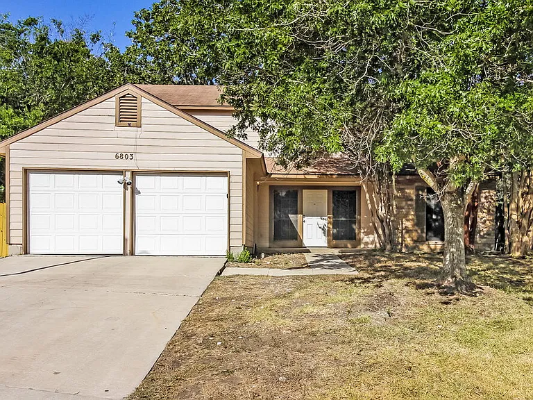 6803 Highland Blfs — Photo 1