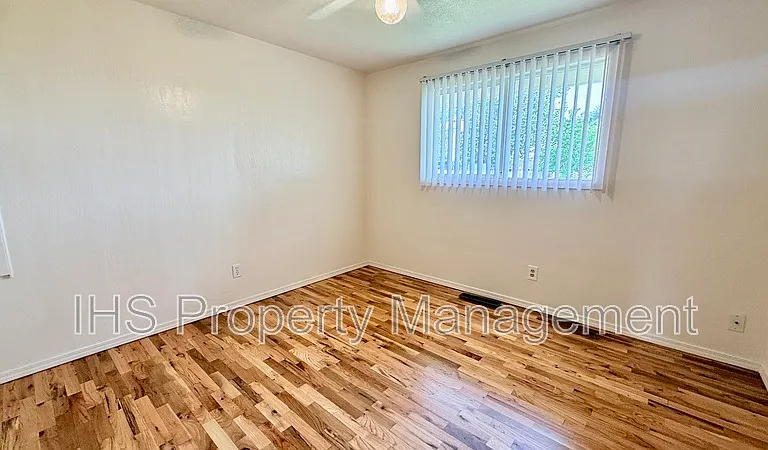 802 N Keller St — Photo 9