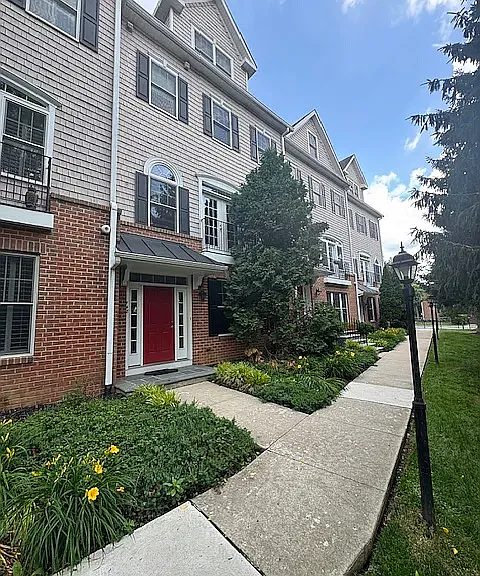 748 Moore Ave — Photo 31