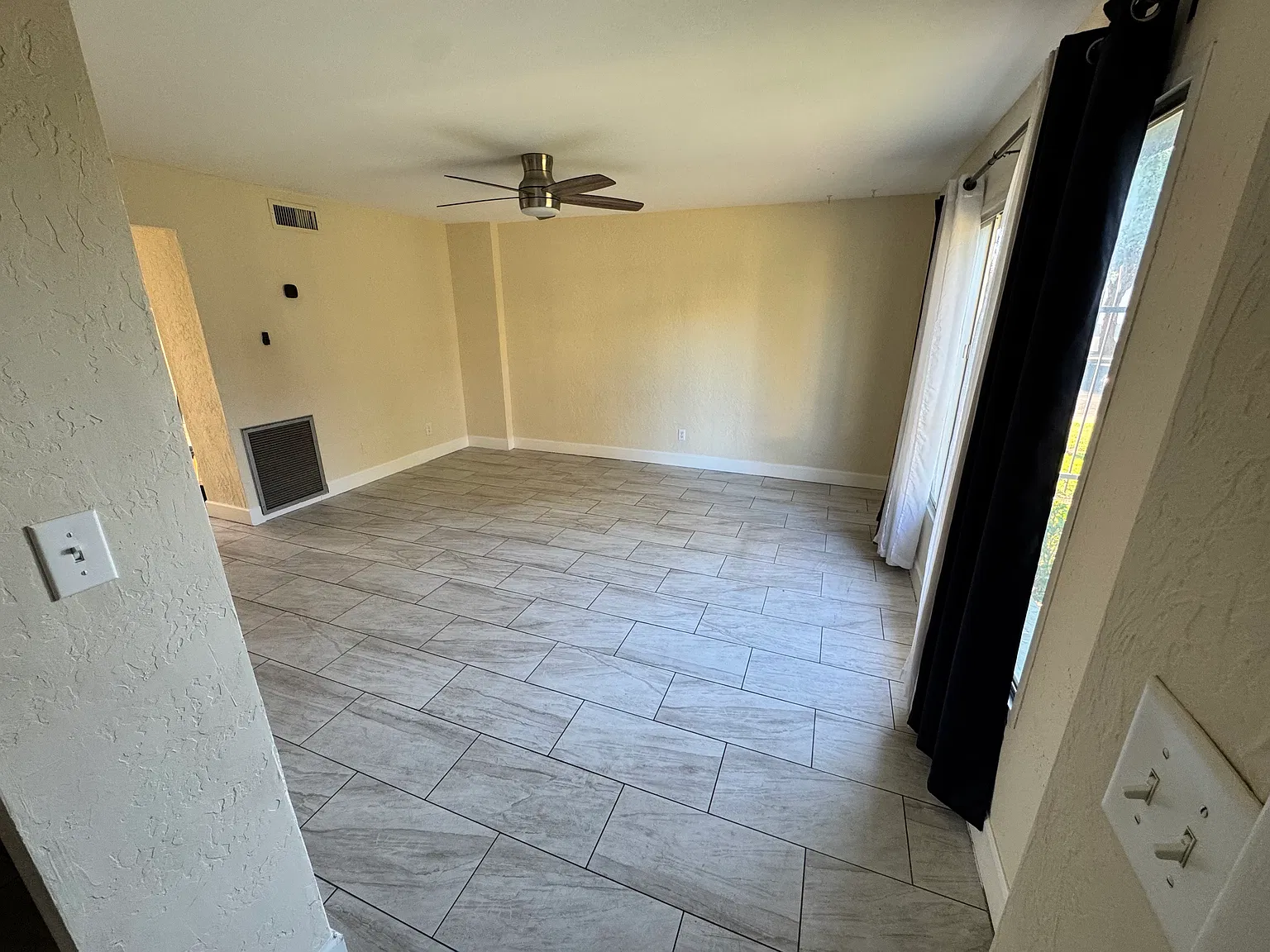 3 bed, 1.5 bath, 1408 sqft, $2,000 — Photo 3