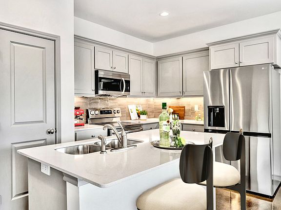 4th image of 625 Papillon Rd #32