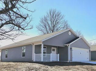 42 E Cline St, Aurora, MO 65605