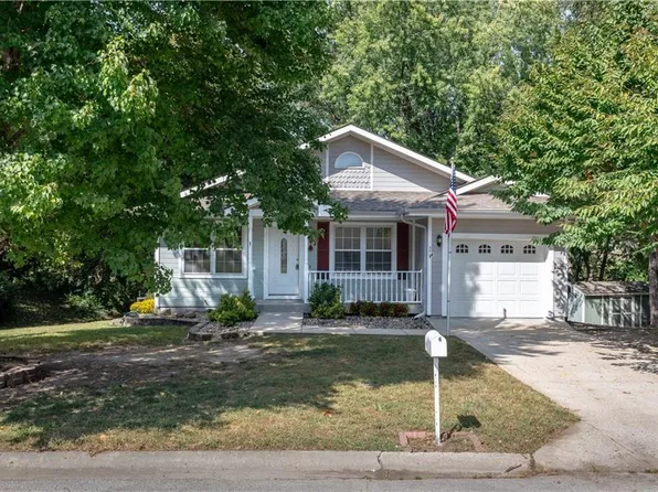 202 E 17th St, Kearney, MO 64060