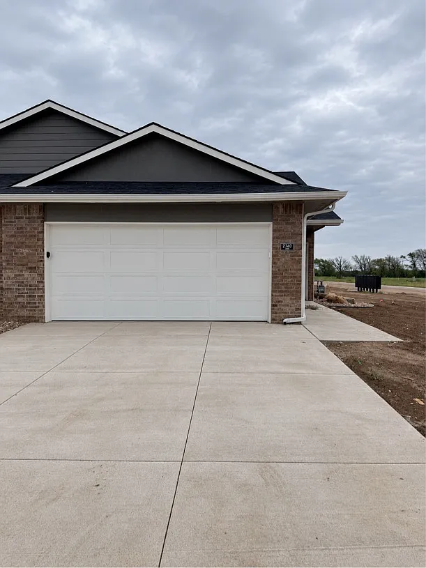 2740 S Airman St - 200 — Photo 1